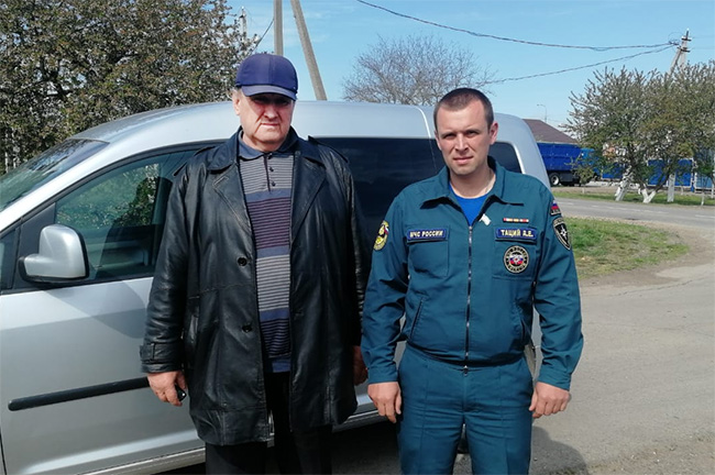 Валентин Копылов и Денис Таций помогли пенсионерке.